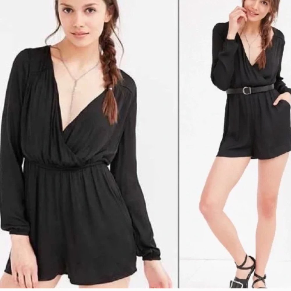 Alice + Urban Outfitters Long Sleeve Black V-neck romper size Large